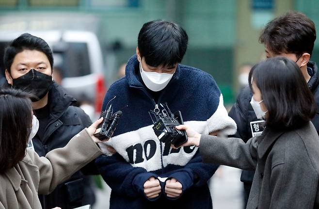 스토킹 피해를 수차례 신고해 신변보호를 받던 30대 여성을 살해한 혐의를 받는 김병찬이 작년 11월 서울 남대문경찰서에서 호송차로 향하고 있다. 서울 중부경찰서는 이날 오전 남대문경찰서 유치장에 감호돼 있던 김병찬을 검찰에 구속 송치했다./뉴시스