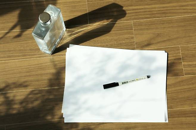 강원국의 글쓰기 애장품. A4용지와 네임펜, 그리고 물병. 그는 이 세 가지 애장품을 늘 가방에 넣고 다닌다. 강연하기 전 일찌감치 강연 장소 인근 카페에 들러 네임펜으로 강연할 내용과 떠오르는 아이디어를 긁적긁적한다. 이 메모들을 모아뒀다 책을 쓰기 전에 쭉 훑어본다. 물이 있으면 마음이 편안해진다고 한다. 류우종 기자