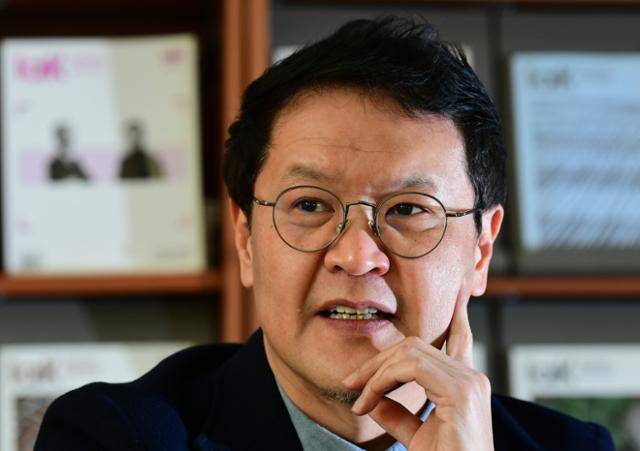 용산공원 종합기본계획 연구책임자인 배정한 서울대 조경지역시스템공학부 교수가 지난 22일 서울 서초구 월간 '환경과 조경' 회의실에서 용산공원 조성에 대한 생각을 밝히고 있다. 왕태석 선임기자