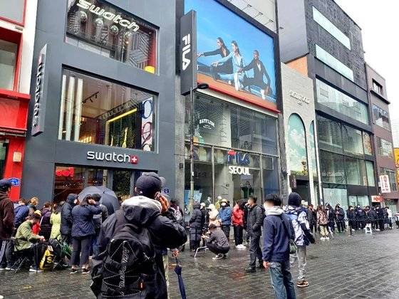 26일 명동 스와치 플래그십 스토어 앞은 시계를 구매하려는 사람들로 장사진을 이뤘다. [사진 독자 제공(@c_her1123)]