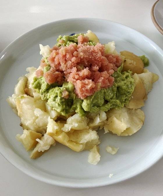 날카로운 기포의 샴페인 같은 술뿐만 아니라, 커피와도 잘 어울리는 감자명란 샐러드. 사진 안동선.