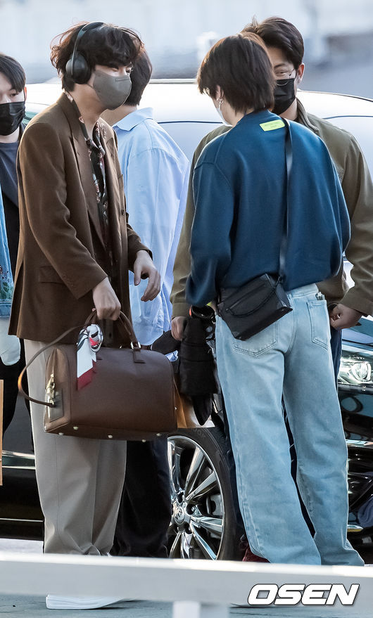 Members of the boy group BTS (BTS) RM, Jean, Suga, Jimin, and V attend the 64th Grammy Awards (GRAMMY AWARDS) at the United States of America Las Vegas and attend the United States of America Vegas Early Stadium. To attend, he left the Incheon International Airport Terminal 2nd Passenger Terminal in Unseo-dong, Jung-gu, Incheon on the afternoon of the 28th.BTS V and Suga are happily talking after getting off. 2022.03.28