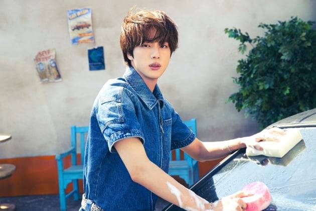 한번 보면 멈출 수 없다는 방탄소년단 진 '그 영상'.."존재만으로 이슈" 해외매체 집중조명