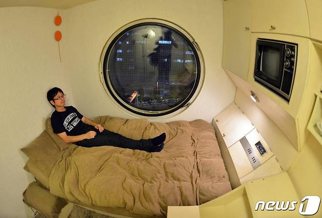 1970년대 초 건설된 나카긴 캡슐타워 내부의 방 모습. 2014.09.09/뉴스1 © AFP=뉴스1 © News1 김민수 기자