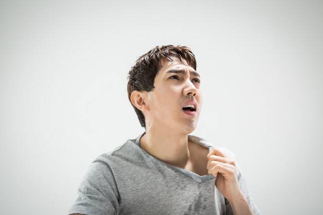 자극적인 음식을 먹을 때 땀이 주체할 수 없을 정도로 줄줄 흐른다면 미각다한증일 수 있다./사진=클립아트코리아