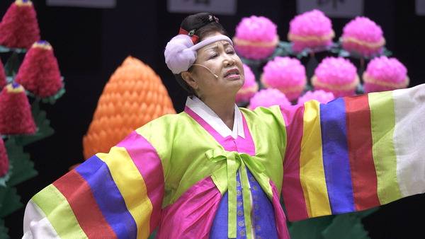 동해안별신굿 김동연(전승교육사) 회장이 지난 1월 29일 국립부산국악원에서 세존굿 무대를 선보이고 있다. 이우정 PD