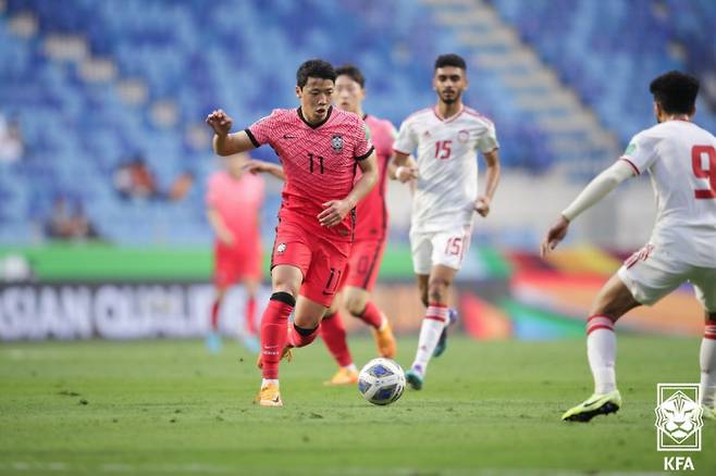 황희찬이 29일 아랍에미리트(UAE) 두바이의 알막툼 스타디움에서 열린 2022 카타르 월드컵 아시아 최종예선 A조 10차전 아랍에미리트와의 경기에서 전반전 드리블을 하고 있다. 대한축구협회 제공.