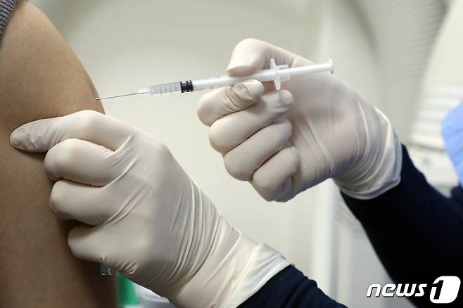 신종 코로나바이러스 감염증(코로나19) 백신 3차 접종을 마친 면역저하자를 대상으로 한 4차 접종이 본격 시작된 28일 오후 서울 은평구 청구성심병원에서 의료진이 시민에게 백신접종을 하고 있다. 2022.2.28/뉴스1 © News1 황기선 기자