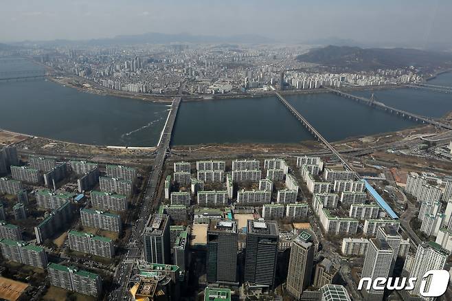 서울 송파구 롯데월드타워 서울스카이에서 바라본 도심 아파트 단지 모습. © News1 민경석 기자