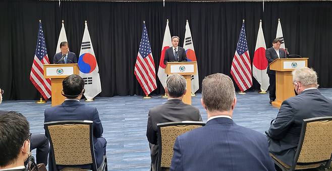 정의용 외교부 장관(왼쪽부터)과 안토니 블링컨 미국 국무장관, 하야시 요시마사 일본 외무상이 2월12일(현지시각) 하와이 아태안보연구소에서 열린 한미일 외교장관 3자 회의를 마치고 공동 기자회견을 하고 있다. 연합뉴스