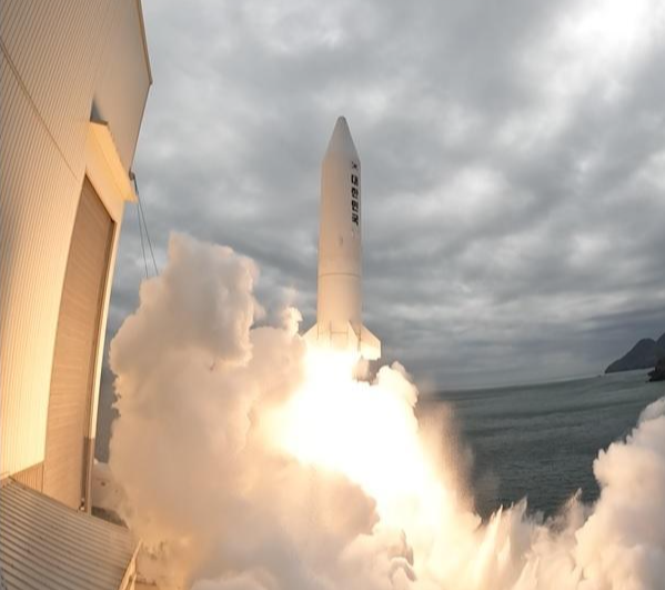 국방과학연구소(ADD)가 30일 충남 태안 종합시험장에서 진행한 고체연료 추진 우주발사체 첫 시험발사에서 발사체가 하늘 위로 날아오르고 있다. 국방부 제공