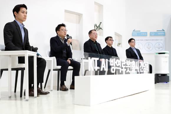 (왼쪽 두번째부터) 이상호 KT AI로봇사업단장, 인정수 KT AI로봇사업담당, 박상목 KT AI로봇플랫폼담당, 우성식 KT AI로봇사업추진팀 부장이 AI 방역로봇 출시 기자설명회에서 발표하고 있다. [사진=KT]