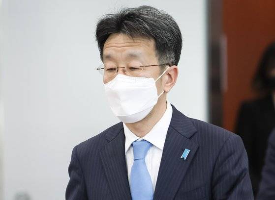 29일 일본이 역사를 왜곡한 고등학교 교과서를 검정 통과시킨 것과 관련해 구마가이 나오키(熊谷直樹) 주한 일본대사관 총괄공사가 외교부로 초치된 뒤 이상렬 외교부 아시아태평양국장의 항의를 받고 건물을 나서는 모습. 연합뉴스.