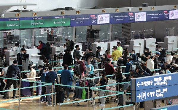 이달 22일 영종도 인천국제공항 제1여객터미널 출국장이 출국 수속을 하는 여행객들로 붐비고 있다. [사진 출처 = 연합뉴스]