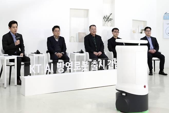 KT AI Robot사업단 이상호 단장이 AI 방역로봇 출시 기자설명회에서 발표하고 있다. 왼쪽 두번째부터 이상호 KT AI Robot사업단장, 인정수 KT AI Robot사업담당, 박상목 KT AI Robot플랫폼담당, 우성식 KT AI Robot사업추진팀 부장. /사진=KT