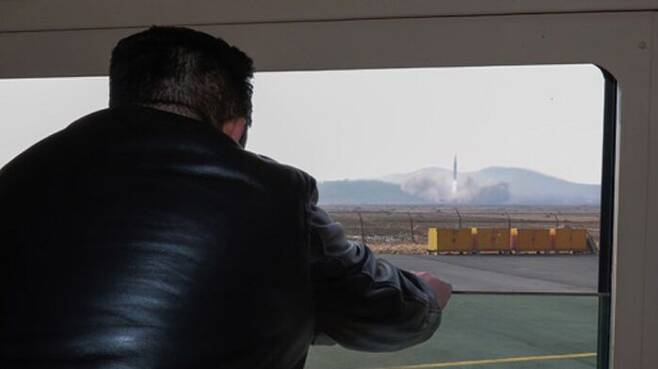 김정은 총비서가 지휘소에서 ICBM 발사 장면을 바라보고 있다.
