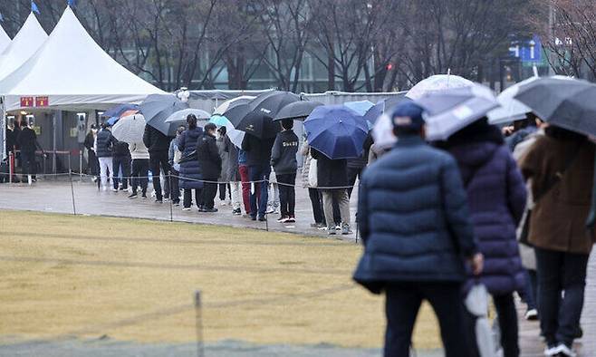 13일 오전 서울광장 임시선별검사소에서 시민들이 검사를 기다리고 있다. 연합뉴스