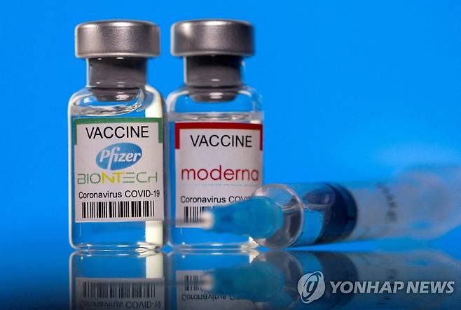 화이자-바이오엔테크와 모더나의 신종 코로나바이러스 감염증 백신 [로이터 연합뉴스 자료사진. 재판매 및 DB 금지]