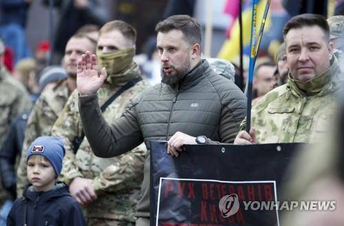 아조우 연대 설립자 겸 초대 사령관 안드리 빌레츠키(가운데) [타스 연합뉴스 자료사진·재판매 및 DB 금지]