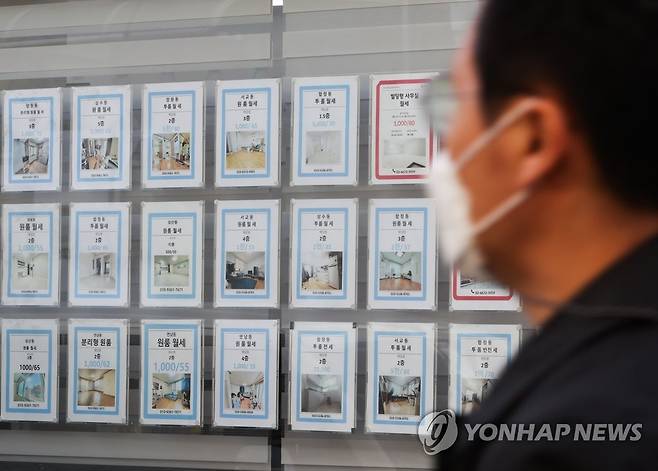 인수위 "임대차 3법, 시장에 상당한 혼선…폐지·축소 등 검토" (서울=연합뉴스) 류효림 기자 = 대통령직인수위원회는 28일 이른바 '임대차 3법'이 시장에 상당한 혼선을 주고 있다며 폐지·축소 등을 검토 중이라고 밝혔다. 원일희 수석 부대변인은 이날 오후 통의동 인수위 사무실 정례 브리핑에서 "경제2분과의 국토교통부 업무보고에서 임대차법 개선 검토가 다양하게 이뤄졌다"며 "임대차 3법 폐지부터 대상 축소까지 다양한 의견이 제시된 상태"라고 말했다. 사진은 이날 서울 시내 한 부동산 중개업소 모습. 2022.3.28 ryousanta@yna.co.kr
