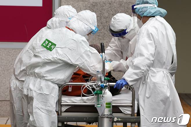 신종 코로나바이러스 감염증(코로나19) 위중증 환자가 처음으로 1300명대에 진입한 30일 오후 서울 은평구 서울시립서북병원에서 의료진들이 입원 환자를 이송하고 있다.© News1 조태형 기자