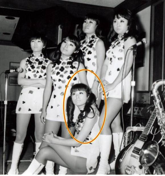 장미화(사진 원안)는 여고생이던 65년 아마추어 오디션프로그램인 TOP싱어대회에서 입상하며 처음으로 음악적 재능을 인정받았다. 이듬해 신중현에게 발탁돼 미8군 무대를 거친 뒤 곧바로 해외무대에서 걸그룹으로 활동했다. /장미화 제공