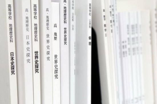29일 오후 일본 문부과학성의 한 회의실에 검정을 위해 각 출판사가 제출한 고교 역사 교과서 등이 진열돼 있다. [이미지출처=연합뉴스]