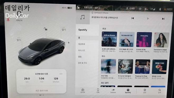 스포티파이가 실행된 테슬라 모델3 화면 내부