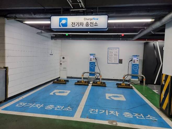 서울 한 마트에 위치한 전기차 완속 충전소 모습. 사진=배성은 기자