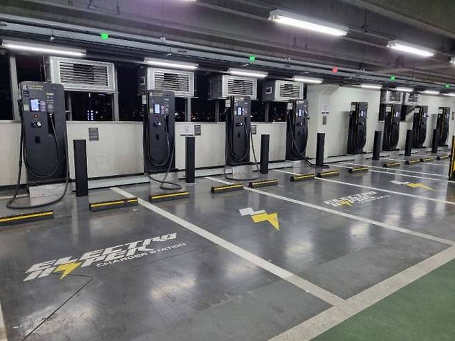 서울 한 마트에 위치한 전기차 급속 충전소 모습. 사진=배성은 기자