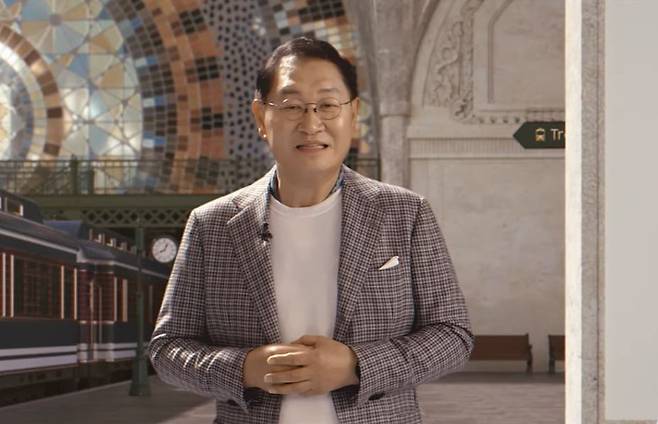 삼성전자 DX부문장 한종희 부회장이 30일 온라인으로 진행된 '언박스 앤 디스커버' 행사에서 오프닝 연설을 하고 있다. [삼성전자 유튜브 캡처]