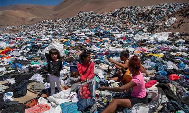 지난해 9월 칠레 북부 아타카마사막에 버려진 수만톤(t)의 옷 더미에서 현지인들이 입을 수 있거나 팔 만한 옷들을 찾고 있다. 세계일보 자료사진