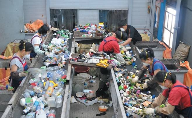 페트병 등 쓰레기 분류 작업. 세계일보 자료사진