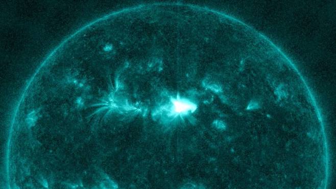 지난 28일과 29일 위성에 포착된 태양흑점 AR 2975에서의 태양폭발 현상. 사진=NASA