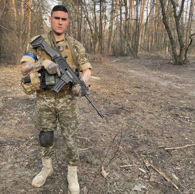 브라질 출신 의용군이 5.56x45mm CZ 브렌 2 돌격 소총을 들고 있다.