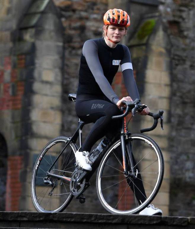 에밀리 브릿지스. 사이클 위클리 홈페이지