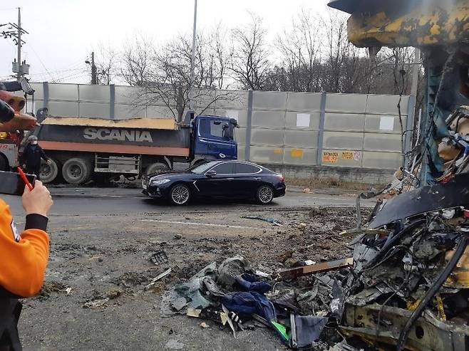 파주 자유로 교통사고 (파주=연합뉴스) 31일 오전 경기 파주시 송촌동 자유로에서 드라마 촬영 버스를 덤프트럭이 들이받는 사고가 나 관계 당국이 수습 중이다. 2022.3.31 [독자 제공. 재판매 및 DB금지]