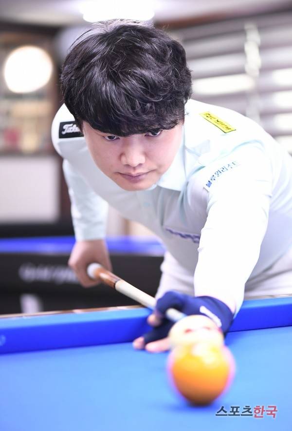 당구선수 강민구가 29일 충북 청주시 오창읍 죽빵당구클럽에서 진행된 스포츠한국의 인터뷰에 앞서 포즈를 취하고 있다. ⓒ이혜영 기자 lhy@hankooki.com