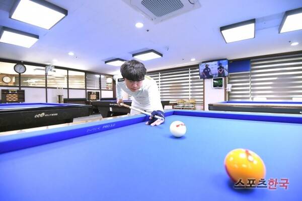 당구선수 강민구가 29일 충북 청주시 오창읍 죽빵당구클럽에서 진행된 스포츠한국의 인터뷰에 앞서 포즈를 취하고 있다.ⓒ이혜영 기자 lhy@hankooki.com