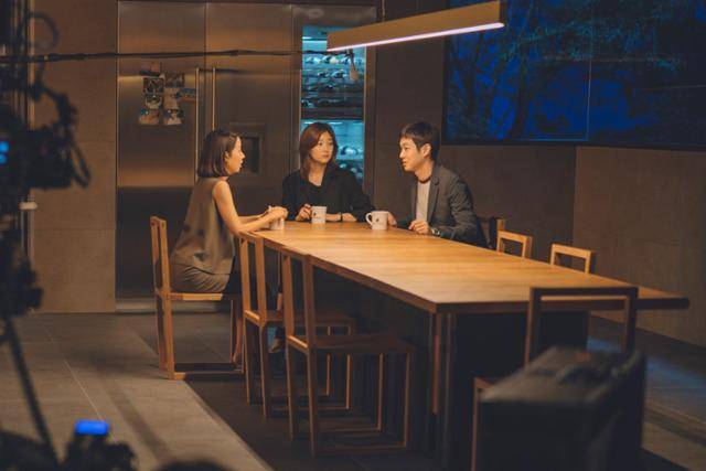 영화 '기생충' 속 박 사장네 집 테이블과 의자. 박종선 작가가 디자인한 작품이다.