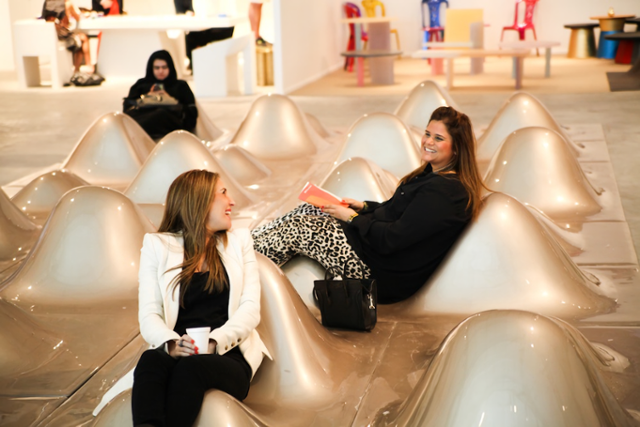 한국의 좌식 문화를 기반으로 하지훈 작가가 만든 의자, '자리'. 의자를 이어 붙이면 연속적으로 솟은 산등성처럼 보이도록 디자인했다. 하지훈 작가 제공