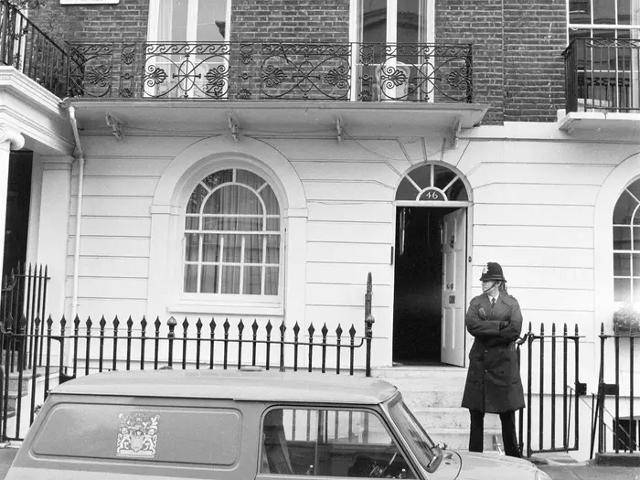 루칸 백작이 보모 샌드라 리벳을 살해한 다음 날인 1974년 11월 8일, 런던 경찰이 사건 현장인 로워벨그레이브 스트리트 46번지 앞에 배치되어 있다. 루칸 백작의 아내 베로니카 던컨은 사건 후에도 이 집에 계속 살다가 2017년 9월 27일 극단적 선택을 했다. 데일리미러 캡처