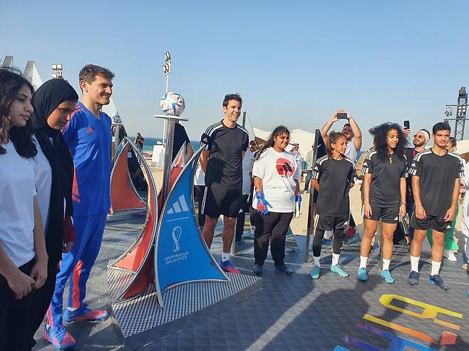 카타르월드컵 공인구 런칭 행사에 참석한 카카(가운데)와 카시야스(왼쪽 셋째). 박린 기자