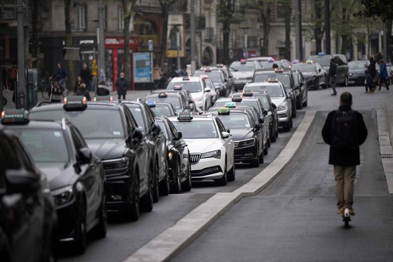 유럽이 인플레이션 공포에 떨고 있다. 지난 30일 프랑스 서부 낭테에서 택시들이 기름값 폭등에 항의하는 시위를 벌이고 있다. [AFP=연합뉴스]