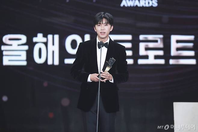 가수 임영웅이 2일 오후 서울 강서구 등촌동 KBS 아레나에서 열린 2021 Asia Artist Awards (2021 아시아 아티스트 어워즈, 2021 AAA) 시상식에서 AAA 올해의 트로트 부문 대상을수상하고 소감을 전하고 있다.  스타뉴스가 주최하고 AAA 조직위원회가 주관하는 AAA는 어디에서도 보지 못했던 새로운 무대를 선보이며 전 세계 팬들의 눈과 귀를 사로잡아 명실상부 NO.1 글로벌 시상식으로 거듭났다. /사진=AAA 기자 star@