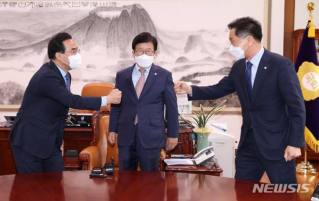 [서울=뉴시스] 최진석 기자 = 김기현(오른쪽) 국민의힘 원내대표와 박홍근(왼쪽) 더불어민주당 원내대표가 30일 오전 서울 여의도 국회의장실에서 박병석 국회의장 주재로 회동하고 있다. (공동취재사진) 2022.03.30. photo@newsis.com