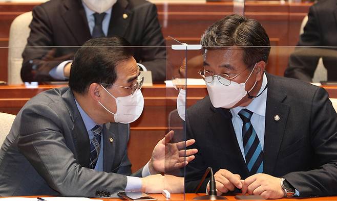 윤호중 더불어민주당 공동비상대책위원장(오른쪽)과 박홍근 원내대표가 31일 국회에서 열린 정책의원총회에 앞서 이야기를 나누고 있다. 공동취재사진