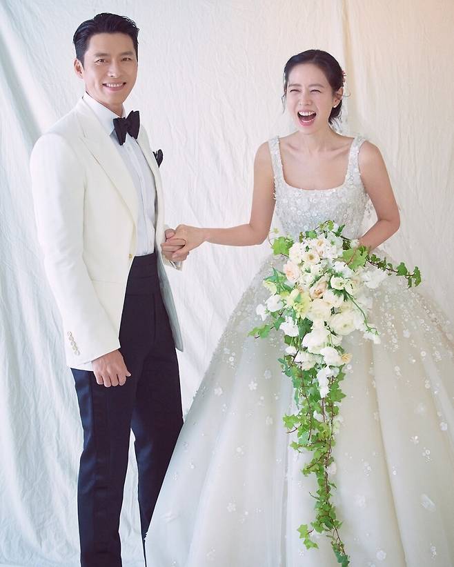 Marriage ceremony of Hyun Bin and Son Ye-jin held on the last day of March.With the birth of a couple of centuries, attention was also focused on the Wedding Dress worn by Son Ye-jin.According to the fashion industry, the main dress selected by Son Ye-jin is Mira Zwillingers.Mira Zwillinger is a couture house wedding brand led by her mother Mira and daughter Leahy Zwillinger. It is a hot fashion brand that started in 1991 and now represents Israel.The elaborate detail Wedding Dress, which makes use of the extreme feminine beauty, is popular among selebs and fashion people around the world.In Korea, actor Kim Hae-young ordered a mummy Zwillinger dress at the marriage ceremony in 2017 and collected topics.Son Ye-jin was noticed in the wedding photo, which was released before the marriage ceremony, wearing a different brand Wedding Dress and transforming into a beautiful March bride.Son Ye-jin is said to have filmed at least five different dresses and completed more movie-like pictures than movies.Two of these are officially released.Wedding Dress in a picture taken with a beautiful hand side by side with Hyun Bin wearing a white robe under a rich flower decoration is the king of Vera.The asymmetric off-shoulder, directed by romantic tulle, completes the feminine dress styling.In another wedding photo where the smile of Son Ye-jin filled with happiness was the point, I chose Ellie Saabs dress.The simple silhouette of the square neckline and the straight sleeves adds a densely flowered embroidery detail to make the beauty more beautiful.Hyun Bin and Son Ye-jin held a marriage ceremony at the Sheraton Grande Walkerhill Hotel Aston in Gwangjang-dong, Seoul, at 4 pm on March 31.While the ceremony and reception were held in the security of the ironclad, Celebs representing the Korean entertainment industry, including acquaintances close to their families, were invited to celebrate the couple.With actor Jang Dong-gun in charge of the congratulatory speech, Park Kyung-rim hosted the society, and singers Spider and Kim Bum-soo sang the celebration.On the other hand, Son Ye-jin agency MS Team Entertainment first unveiled the wedding picture of Hyun Bin Son Ye-jin on the day of marriage and said, I am deeply grateful for the many celebrations and warm support that have been sent to the new start of the two people.I will always do my best to repay the love that Son Ye-jin actor and agency also sends. 