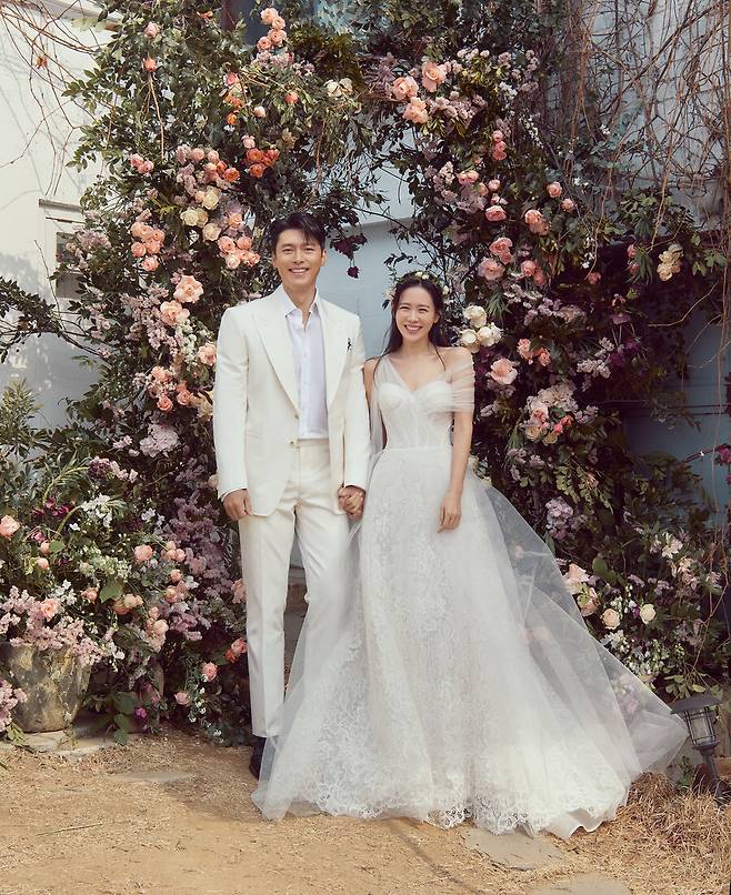 Marriage ceremony of Hyun Bin and Son Ye-jin held on the last day of March.With the birth of a couple of centuries, attention was also focused on the Wedding Dress worn by Son Ye-jin.According to the fashion industry, the main dress selected by Son Ye-jin is Mira Zwillingers.Mira Zwillinger is a couture house wedding brand led by her mother Mira and daughter Leahy Zwillinger. It is a hot fashion brand that started in 1991 and now represents Israel.The elaborate detail Wedding Dress, which makes use of the extreme feminine beauty, is popular among selebs and fashion people around the world.In Korea, actor Kim Hae-young ordered a mummy Zwillinger dress at the marriage ceremony in 2017 and collected topics.Son Ye-jin was noticed in the wedding photo, which was released before the marriage ceremony, wearing a different brand Wedding Dress and transforming into a beautiful March bride.Son Ye-jin is said to have filmed at least five different dresses and completed more movie-like pictures than movies.Two of these are officially released.Wedding Dress in a picture taken with a beautiful hand side by side with Hyun Bin wearing a white robe under a rich flower decoration is the king of Vera.The asymmetric off-shoulder, directed by romantic tulle, completes the feminine dress styling.In another wedding photo where the smile of Son Ye-jin filled with happiness was the point, I chose Ellie Saabs dress.The simple silhouette of the square neckline and the straight sleeves adds a densely flowered embroidery detail to make the beauty more beautiful.Hyun Bin and Son Ye-jin held a marriage ceremony at the Sheraton Grande Walkerhill Hotel Aston in Gwangjang-dong, Seoul, at 4 pm on March 31.While the ceremony and reception were held in the security of the ironclad, Celebs representing the Korean entertainment industry, including acquaintances close to their families, were invited to celebrate the couple.With actor Jang Dong-gun in charge of the congratulatory speech, Park Kyung-rim hosted the society, and singers Spider and Kim Bum-soo sang the celebration.On the other hand, Son Ye-jin agency MS Team Entertainment first unveiled the wedding picture of Hyun Bin Son Ye-jin on the day of marriage and said, I am deeply grateful for the many celebrations and warm support that have been sent to the new start of the two people.I will always do my best to repay the love that Son Ye-jin actor and agency also sends. 