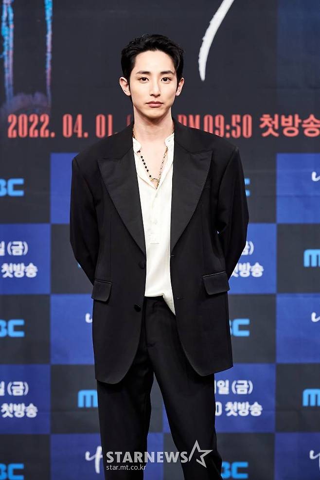 배우 이수혁이 1일 오후 온라인 생중계로 진행된 MBC 새 금토드라마 '내일' 제작발표회에 참석해 포즈를 취하고 있다.  죽은 자를 인도하던 저승사자들이 이제 죽고 싶은 사람들을 살리는 저승 오피스 휴먼 판타지 '내일'은 오늘(1일) 첫 방송된다. /사진제공=MBC 2022.04.01 /사진=이동훈 기자 photoguy@